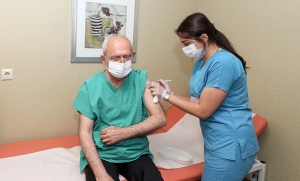 Kılıçdaroğlu, 3'üncü doz koronavirüs aşısını yaptırdı
